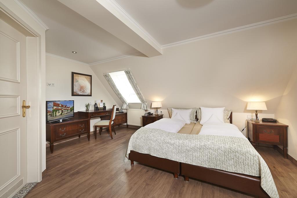 Brauereigasthof Zum Loewenbraeu Adelsdorf Room photo