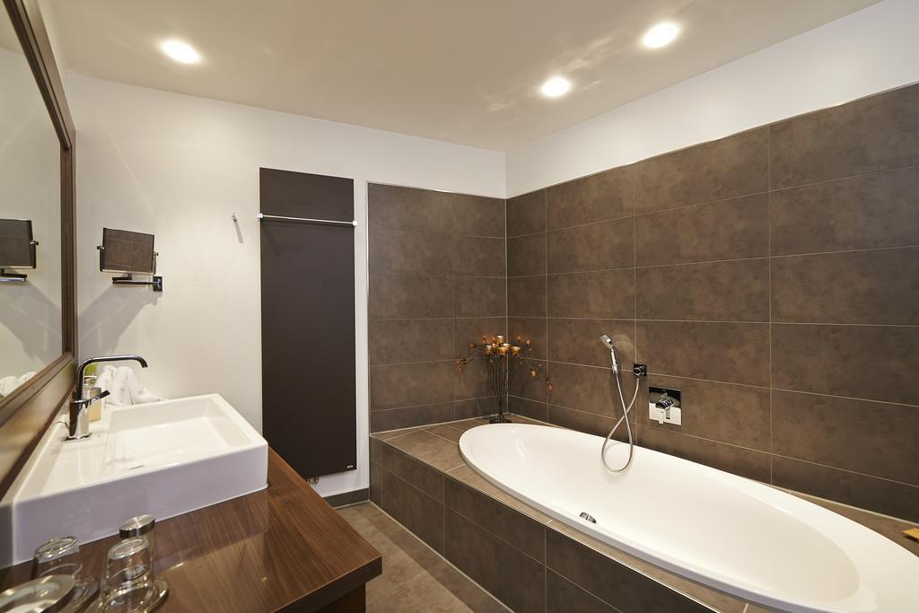 Brauereigasthof Zum Loewenbraeu Adelsdorf Room photo