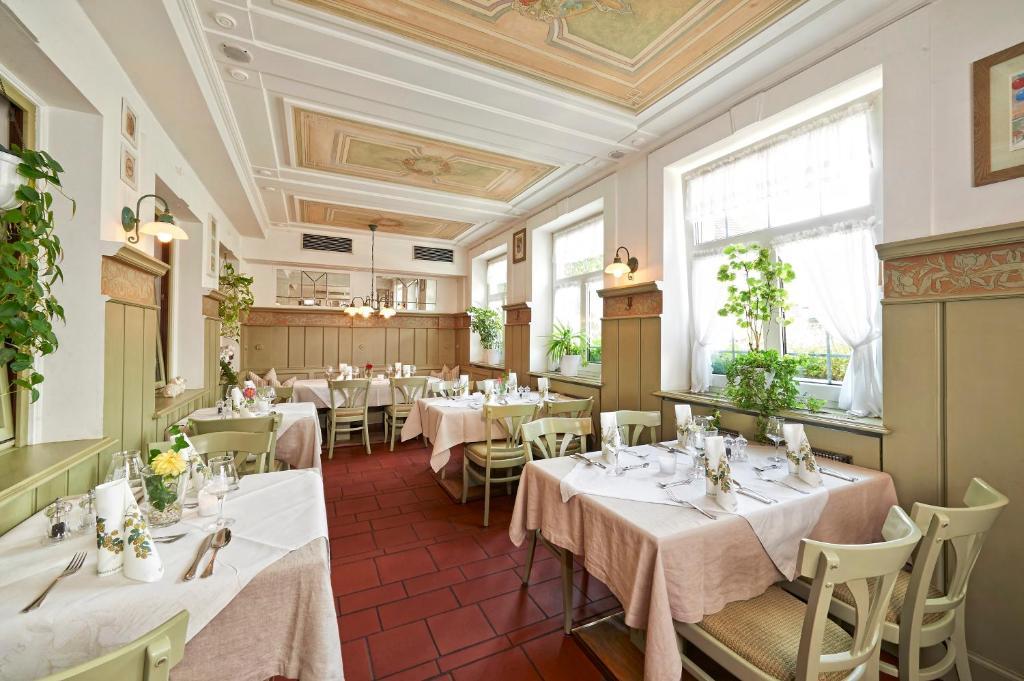 Brauereigasthof Zum Loewenbraeu Adelsdorf Exterior photo